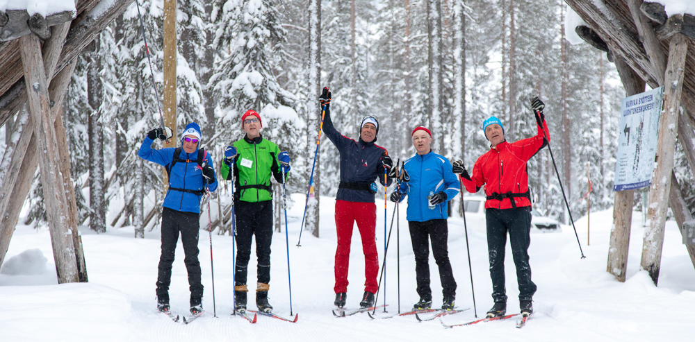 Iloisia hiihtäjiä Syötteellä