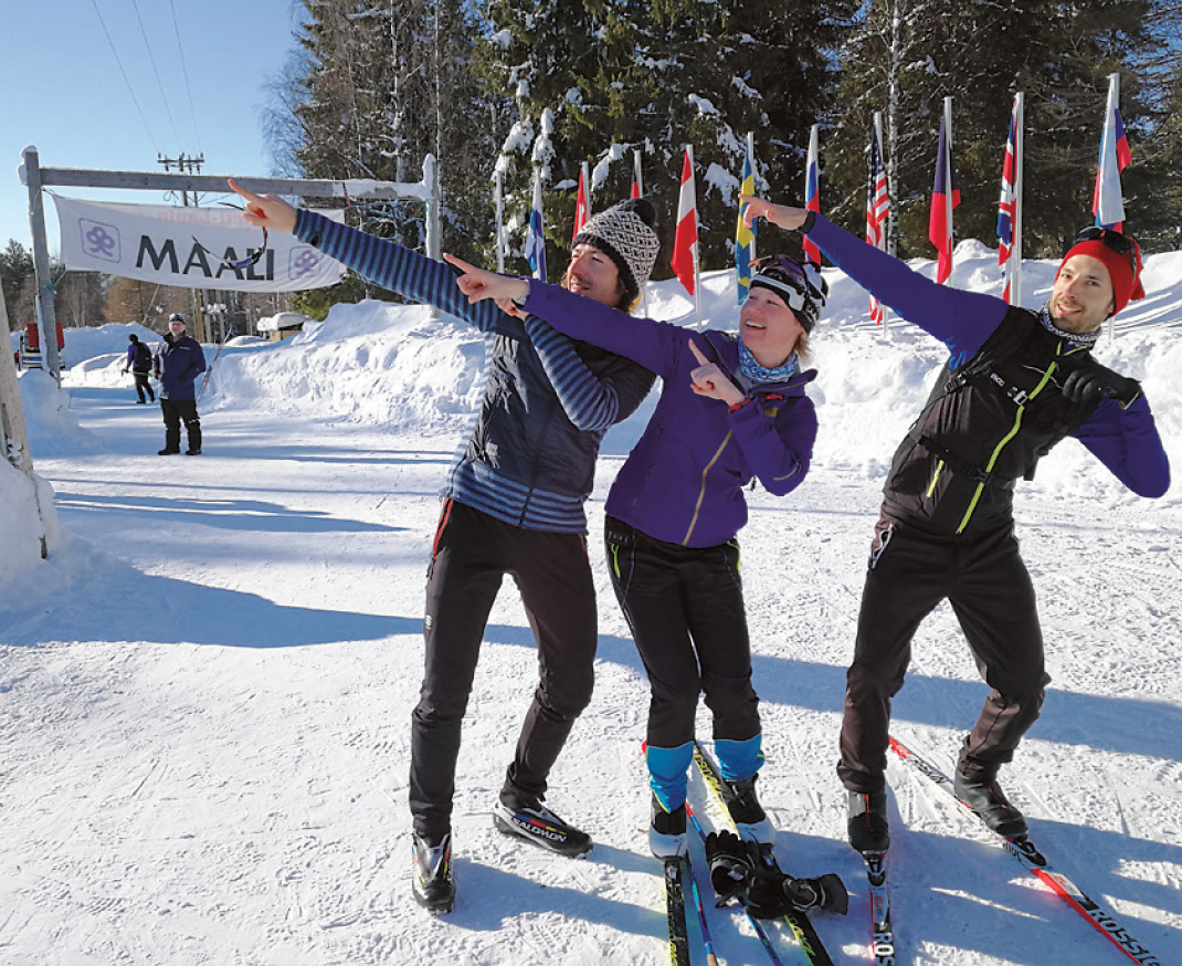 RR3-ryhmän hiihtäjiä onnellisena maalissa Karungissa.
